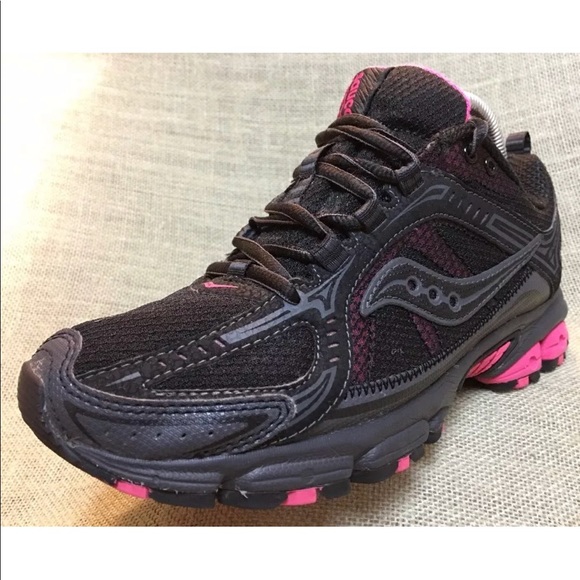 black and pink saucony shoes